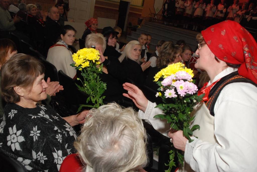 Sestdien pulksten 12 Bārtas kultūras namā sākās svētku pasākums etnogrāfiskā ansambļa cienījamai jubilejai par godu. Ciemiņi sabrauca no malu malām, ar klusuma brīdi tika pieminēti Mūžībā aizgājušie ansambļa dalībnieki. Daudz tika...
Autors: Ilze Vainovska