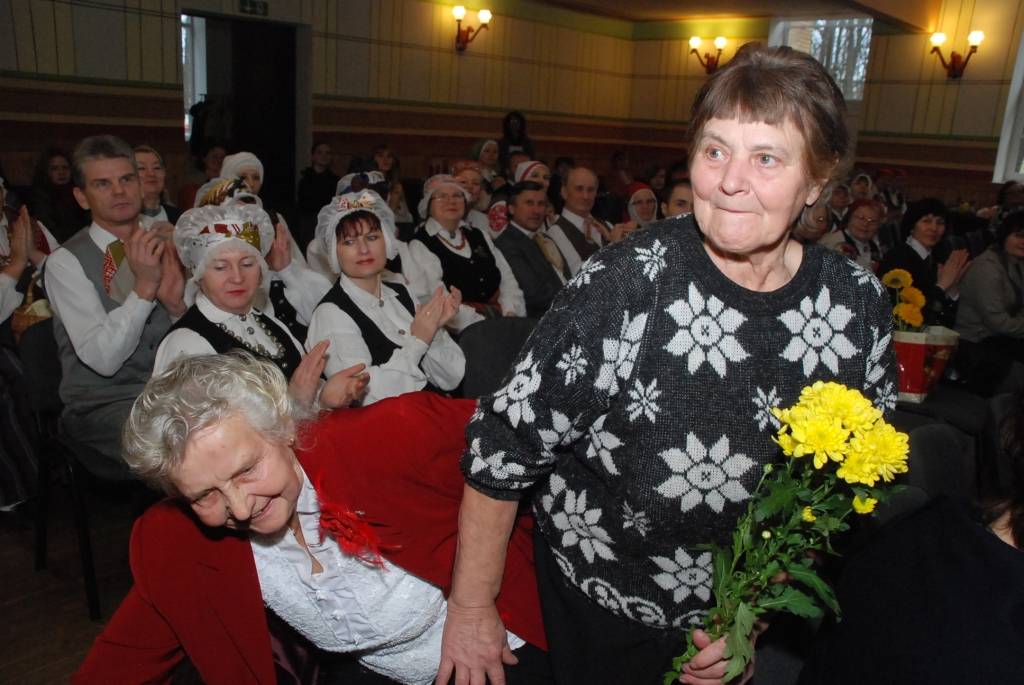 Sestdien pulksten 12 Bārtas kultūras namā sākās svētku pasākums etnogrāfiskā ansambļa cienījamai jubilejai par godu. Ciemiņi sabrauca no malu malām, ar klusuma brīdi tika pieminēti Mūžībā aizgājušie ansambļa dalībnieki. Daudz tika...
Autors: Ilze Vainovska