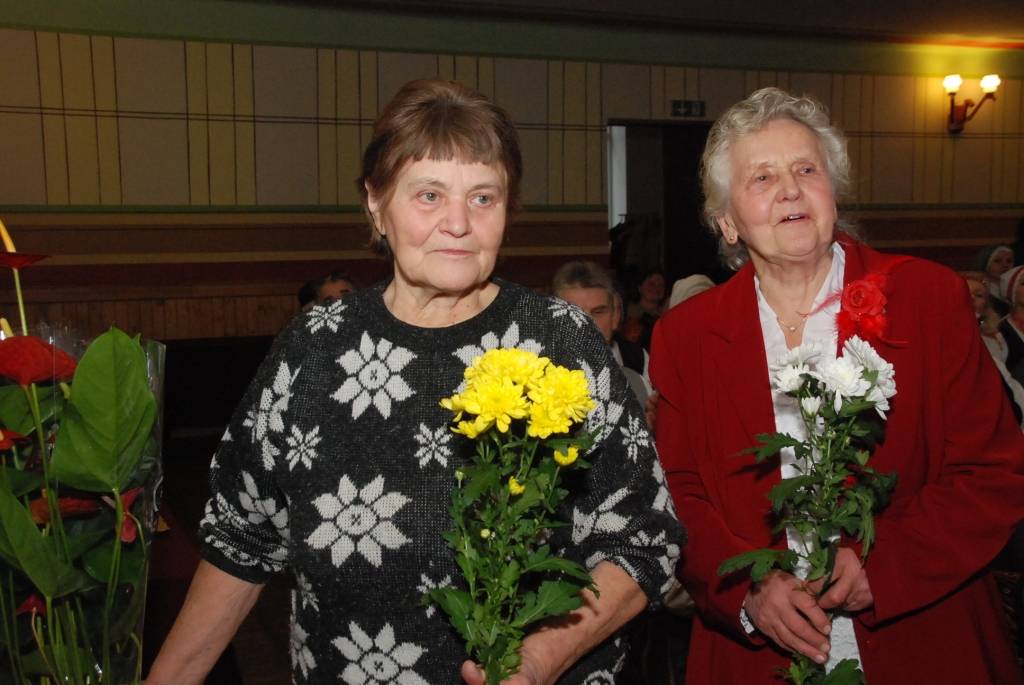 Sestdien pulksten 12 Bārtas kultūras namā sākās svētku pasākums etnogrāfiskā ansambļa cienījamai jubilejai par godu. Ciemiņi sabrauca no malu malām, ar klusuma brīdi tika pieminēti Mūžībā aizgājušie ansambļa dalībnieki. Daudz tika...
Autors: Ilze Vainovska
