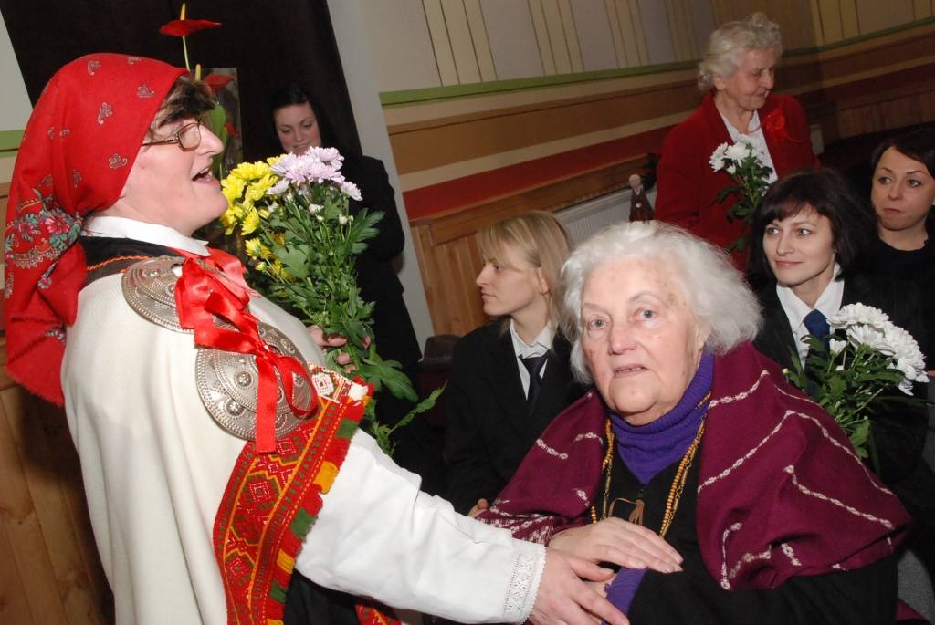 Sestdien pulksten 12 Bārtas kultūras namā sākās svētku pasākums etnogrāfiskā ansambļa cienījamai jubilejai par godu. Ciemiņi sabrauca no malu malām, ar klusuma brīdi tika pieminēti Mūžībā aizgājušie ansambļa dalībnieki. Daudz tika...
Autors: Ilze Vainovska