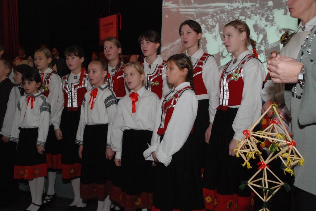 Sestdien pulksten 12 Bārtas kultūras namā sākās svētku pasākums etnogrāfiskā ansambļa cienījamai jubilejai par godu. Ciemiņi sabrauca no malu malām, ar klusuma brīdi tika pieminēti Mūžībā aizgājušie ansambļa dalībnieki. Daudz tika...
Autors: Ilze Vainovska