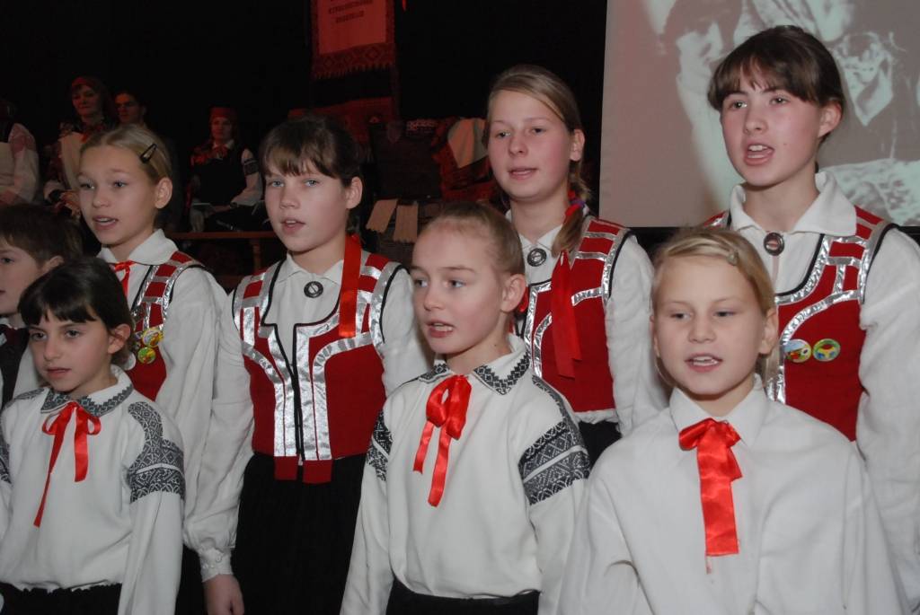 Sestdien pulksten 12 Bārtas kultūras namā sākās svētku pasākums etnogrāfiskā ansambļa cienījamai jubilejai par godu. Ciemiņi sabrauca no malu malām, ar klusuma brīdi tika pieminēti Mūžībā aizgājušie ansambļa dalībnieki. Daudz tika...
Autors: Ilze Vainovska