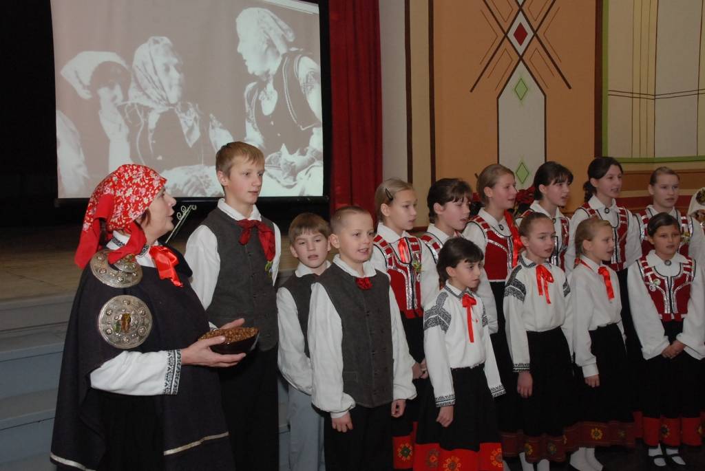 Sestdien pulksten 12 Bārtas kultūras namā sākās svētku pasākums etnogrāfiskā ansambļa cienījamai jubilejai par godu. Ciemiņi sabrauca no malu malām, ar klusuma brīdi tika pieminēti Mūžībā aizgājušie ansambļa dalībnieki. Daudz tika...
Autors: Ilze Vainovska
