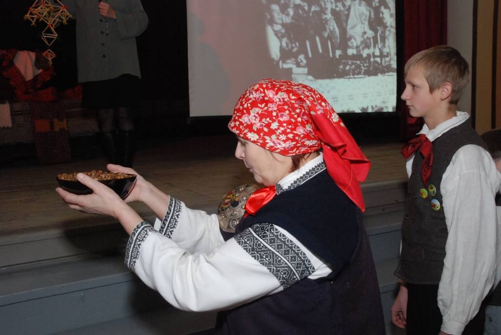 Sestdien pulksten 12 Bārtas kultūras namā sākās svētku pasākums etnogrāfiskā ansambļa cienījamai jubilejai par godu. Ciemiņi sabrauca no malu malām, ar klusuma brīdi tika pieminēti Mūžībā aizgājušie ansambļa dalībnieki. Daudz tika...
Autors: Ilze Vainovska