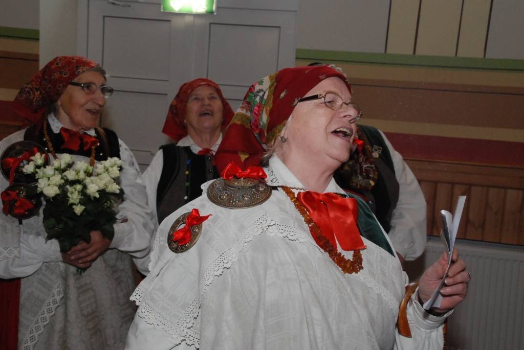 Sestdien pulksten 12 Bārtas kultūras namā sākās svētku pasākums etnogrāfiskā ansambļa cienījamai jubilejai par godu. Ciemiņi sabrauca no malu malām, ar klusuma brīdi tika pieminēti Mūžībā aizgājušie ansambļa dalībnieki. Daudz tika...
Autors: Ilze Vainovska