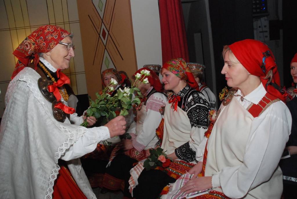 Sestdien pulksten 12 Bārtas kultūras namā sākās svētku pasākums etnogrāfiskā ansambļa cienījamai jubilejai par godu. Ciemiņi sabrauca no malu malām, ar klusuma brīdi tika pieminēti Mūžībā aizgājušie ansambļa dalībnieki. Daudz tika...
Autors: Ilze Vainovska