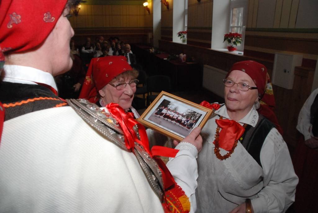 Sestdien pulksten 12 Bārtas kultūras namā sākās svētku pasākums etnogrāfiskā ansambļa cienījamai jubilejai par godu. Ciemiņi sabrauca no malu malām, ar klusuma brīdi tika pieminēti Mūžībā aizgājušie ansambļa dalībnieki. Daudz tika...
Autors: Ilze Vainovska