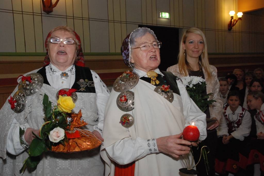 Sestdien pulksten 12 Bārtas kultūras namā sākās svētku pasākums etnogrāfiskā ansambļa cienījamai jubilejai par godu. Ciemiņi sabrauca no malu malām, ar klusuma brīdi tika pieminēti Mūžībā aizgājušie ansambļa dalībnieki. Daudz tika...
Autors: Ilze Vainovska
