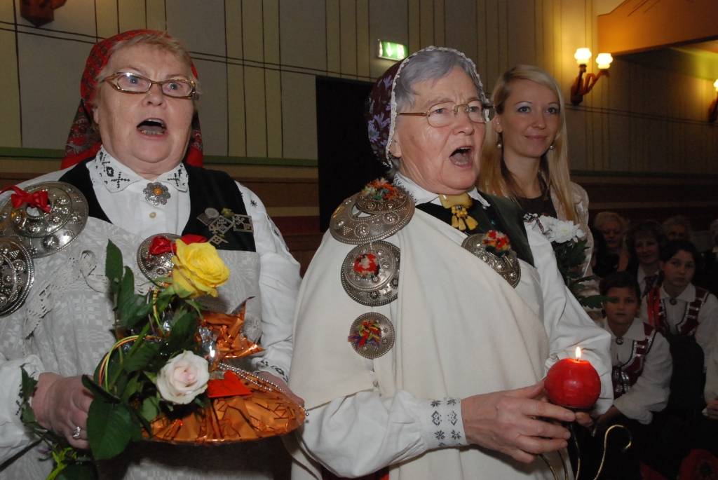 Sestdien pulksten 12 Bārtas kultūras namā sākās svētku pasākums etnogrāfiskā ansambļa cienījamai jubilejai par godu. Ciemiņi sabrauca no malu malām, ar klusuma brīdi tika pieminēti Mūžībā aizgājušie ansambļa dalībnieki. Daudz tika...
Autors: Ilze Vainovska