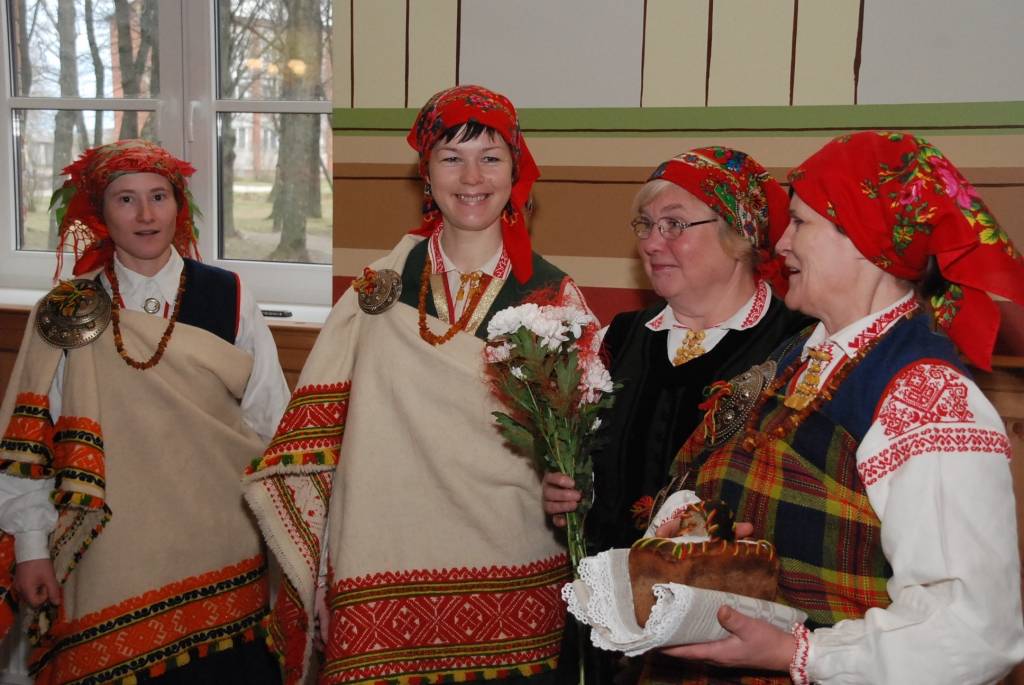 Sestdien pulksten 12 Bārtas kultūras namā sākās svētku pasākums etnogrāfiskā ansambļa cienījamai jubilejai par godu. Ciemiņi sabrauca no malu malām, ar klusuma brīdi tika pieminēti Mūžībā aizgājušie ansambļa dalībnieki. Daudz tika...
Autors: Ilze Vainovska