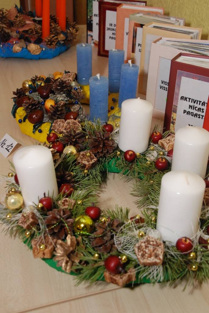 Adventes laikā nīceniece Jana Jūrmale iepriecina novadniekus ar Adventes vainagu izstādi pārdošanu. Jūrmalciema prasmīgās meistares darinātie vainagi ir košās krāsās, gatavoti no dažādiem materiāliem. Izmantotas ne tikai tradicionālās...
Autors: Iluta Dreimane