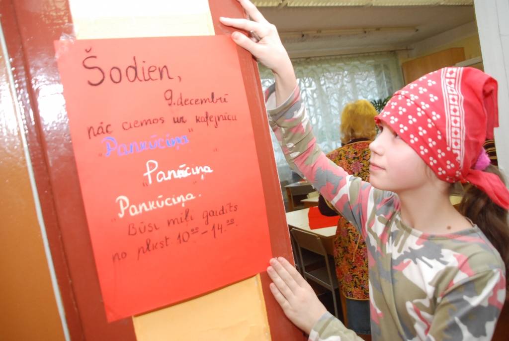 Jau devīto gadu Kapsēdes pamatskolā ir tradīcija tumšajā ziemas laikā atrast brīdi, lai iepriecinātu cits citu. Arī šogad neilgi pirms Lūcijas dienas skolas mājturības kabinets pārtapis par gaismas un omulības saliņu, kur ikviens varēja...