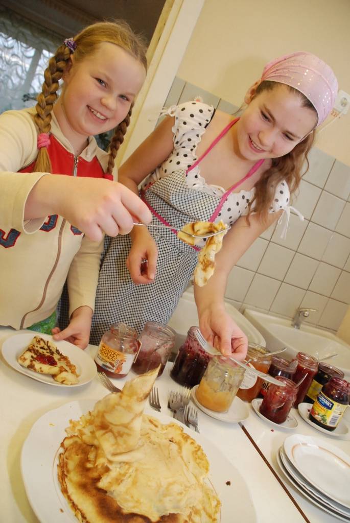 Jau devīto gadu Kapsēdes pamatskolā ir tradīcija tumšajā ziemas laikā atrast brīdi, lai iepriecinātu cits citu. Arī šogad neilgi pirms Lūcijas dienas skolas mājturības kabinets pārtapis par gaismas un omulības saliņu, kur ikviens varēja...