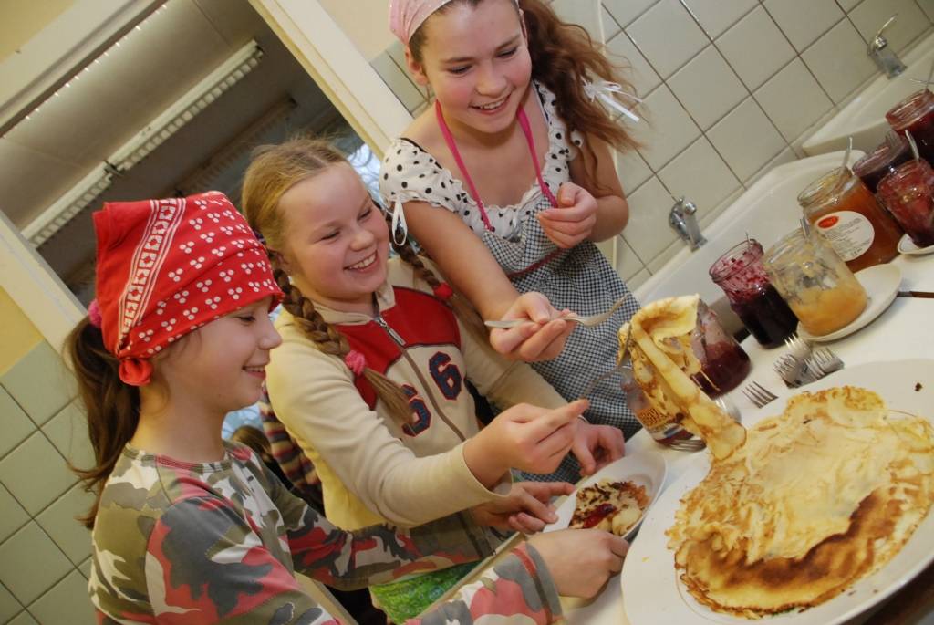 Jau devīto gadu Kapsēdes pamatskolā ir tradīcija tumšajā ziemas laikā atrast brīdi, lai iepriecinātu cits citu. Arī šogad neilgi pirms Lūcijas dienas skolas mājturības kabinets pārtapis par gaismas un omulības saliņu, kur ikviens varēja...
