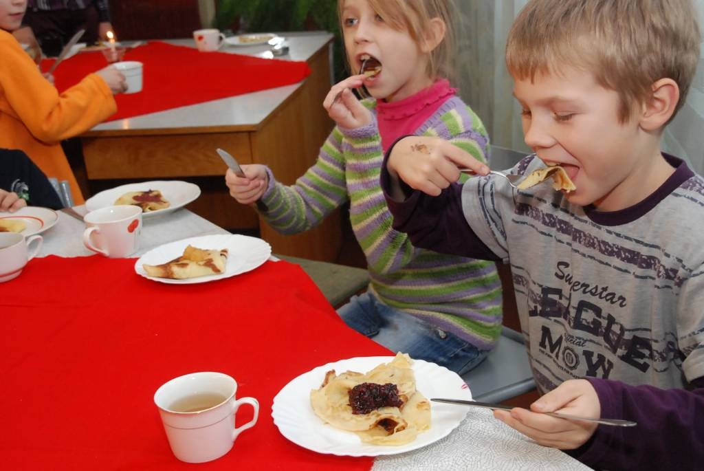 Jau devīto gadu Kapsēdes pamatskolā ir tradīcija tumšajā ziemas laikā atrast brīdi, lai iepriecinātu cits citu. Arī šogad neilgi pirms Lūcijas dienas skolas mājturības kabinets pārtapis par gaismas un omulības saliņu, kur ikviens varēja...