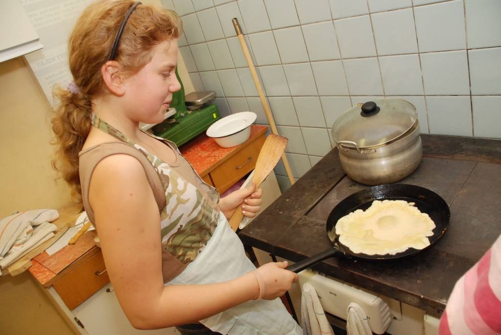 Jau devīto gadu Kapsēdes pamatskolā ir tradīcija tumšajā ziemas laikā atrast brīdi, lai iepriecinātu cits citu. Arī šogad neilgi pirms Lūcijas dienas skolas mājturības kabinets pārtapis par gaismas un omulības saliņu, kur ikviens varēja...