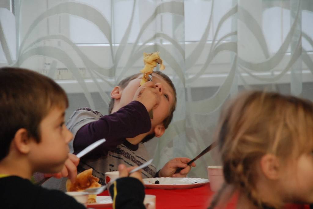 Jau devīto gadu Kapsēdes pamatskolā ir tradīcija tumšajā ziemas laikā atrast brīdi, lai iepriecinātu cits citu. Arī šogad neilgi pirms Lūcijas dienas skolas mājturības kabinets pārtapis par gaismas un omulības saliņu, kur ikviens varēja...
