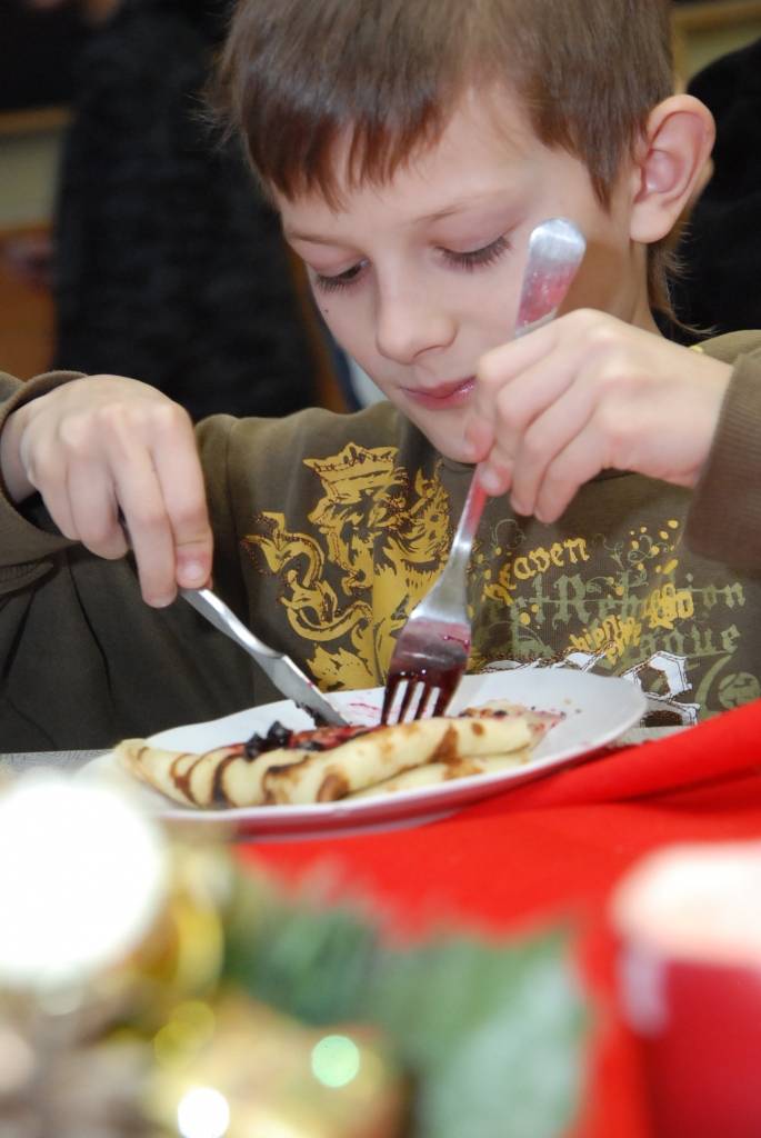 Jau devīto gadu Kapsēdes pamatskolā ir tradīcija tumšajā ziemas laikā atrast brīdi, lai iepriecinātu cits citu. Arī šogad neilgi pirms Lūcijas dienas skolas mājturības kabinets pārtapis par gaismas un omulības saliņu, kur ikviens varēja...