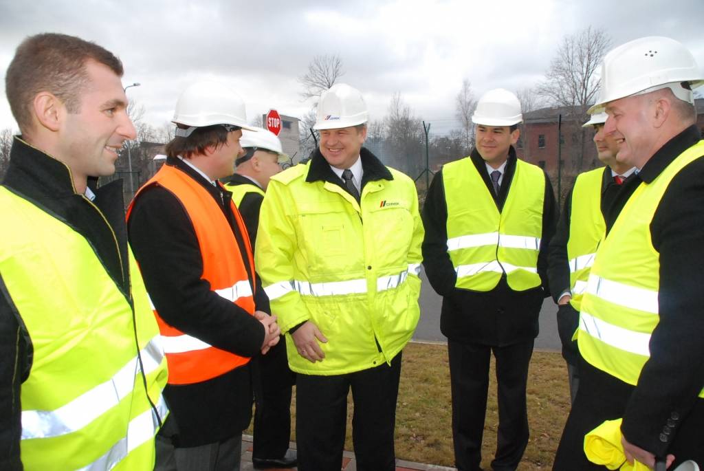 Šodien, 3. decembrī, Liepājas ostā atklāja "Cemex" importa-eksporta termināli. Cementa ražotājs SIA "Cemex" importa-eksporta termināļa izveidē Liepājas ostā investējis 7,2 miljonus eiro (5 miljonus latu). Investīcijas ieguldītas termināļa...