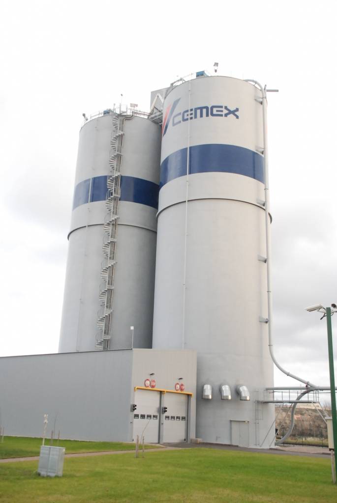 Šodien, 3. decembrī, Liepājas ostā atklāja "Cemex" importa-eksporta termināli. Cementa ražotājs SIA "Cemex" importa-eksporta termināļa izveidē Liepājas ostā investējis 7,2 miljonus eiro (5 miljonus latu). Investīcijas ieguldītas termināļa...