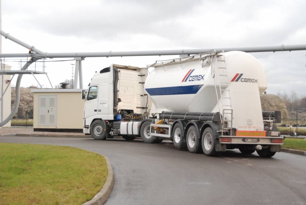 Šodien, 3. decembrī, Liepājas ostā atklāja "Cemex" importa-eksporta termināli. Cementa ražotājs SIA "Cemex" importa-eksporta termināļa izveidē Liepājas ostā investējis 7,2 miljonus eiro (5 miljonus latu). Investīcijas ieguldītas termināļa...