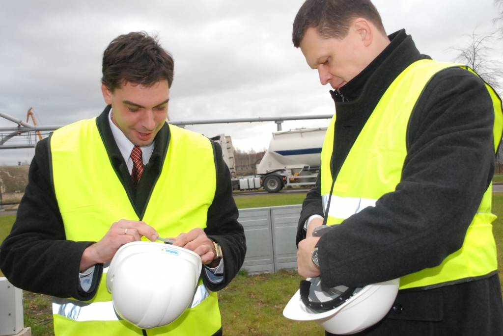 Šodien, 3. decembrī, Liepājas ostā atklāja "Cemex" importa-eksporta termināli. Cementa ražotājs SIA "Cemex" importa-eksporta termināļa izveidē Liepājas ostā investējis 7,2 miljonus eiro (5 miljonus latu). Investīcijas ieguldītas termināļa...