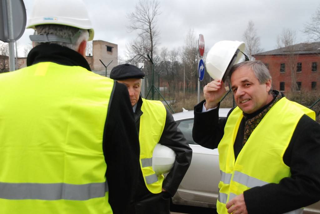 Šodien, 3. decembrī, Liepājas ostā atklāja "Cemex" importa-eksporta termināli. Cementa ražotājs SIA "Cemex" importa-eksporta termināļa izveidē Liepājas ostā investējis 7,2 miljonus eiro (5 miljonus latu). Investīcijas ieguldītas termināļa...