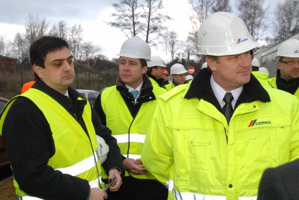 Šodien, 3. decembrī, Liepājas ostā atklāja "Cemex" importa-eksporta termināli. Cementa ražotājs SIA "Cemex" importa-eksporta termināļa izveidē Liepājas ostā investējis 7,2 miljonus eiro (5 miljonus latu). Investīcijas ieguldītas termināļa...