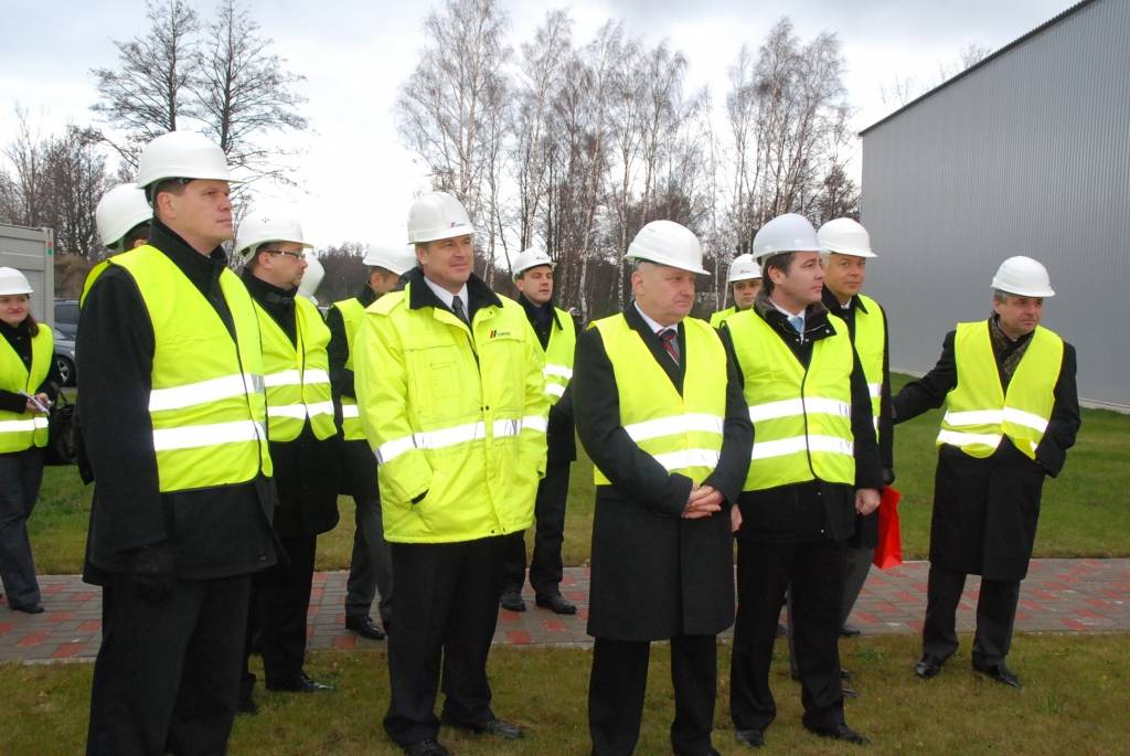 Šodien, 3. decembrī, Liepājas ostā atklāja "Cemex" importa-eksporta termināli. Cementa ražotājs SIA "Cemex" importa-eksporta termināļa izveidē Liepājas ostā investējis 7,2 miljonus eiro (5 miljonus latu). Investīcijas ieguldītas termināļa...