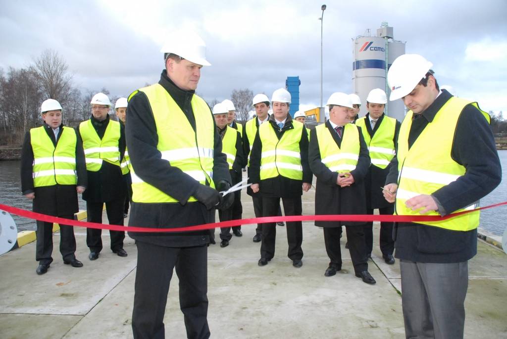 Šodien, 3. decembrī, Liepājas ostā atklāja "Cemex" importa-eksporta termināli. Cementa ražotājs SIA "Cemex" importa-eksporta termināļa izveidē Liepājas ostā investējis 7,2 miljonus eiro (5 miljonus latu). Investīcijas ieguldītas termināļa...