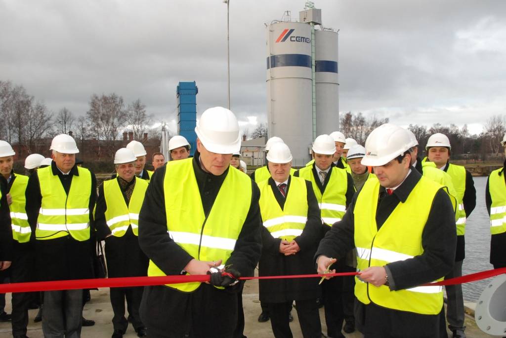Šodien, 3. decembrī, Liepājas ostā atklāja "Cemex" importa-eksporta termināli. Cementa ražotājs SIA "Cemex" importa-eksporta termināļa izveidē Liepājas ostā investējis 7,2 miljonus eiro (5 miljonus latu). Investīcijas ieguldītas termināļa...