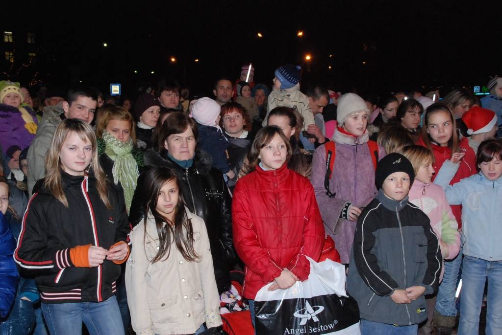 Vakar, 1. decembrī, Liepājā, Rožu laukumā, svinīgi iededza lielo svētku egli. Liepājas Bērnu un jaunatnes centra audzēkņi aicināja visus iet rotaļās, dziedāt dziesmas. Ziemassvētku vecītis uzrunāja klātesošos, dziedāja dziesmas un aicināja...