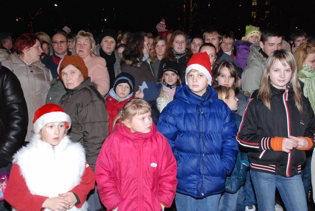 Vakar, 1. decembrī, Liepājā, Rožu laukumā, svinīgi iededza lielo svētku egli. Liepājas Bērnu un jaunatnes centra audzēkņi aicināja visus iet rotaļās, dziedāt dziesmas. Ziemassvētku vecītis uzrunāja klātesošos, dziedāja dziesmas un aicināja...