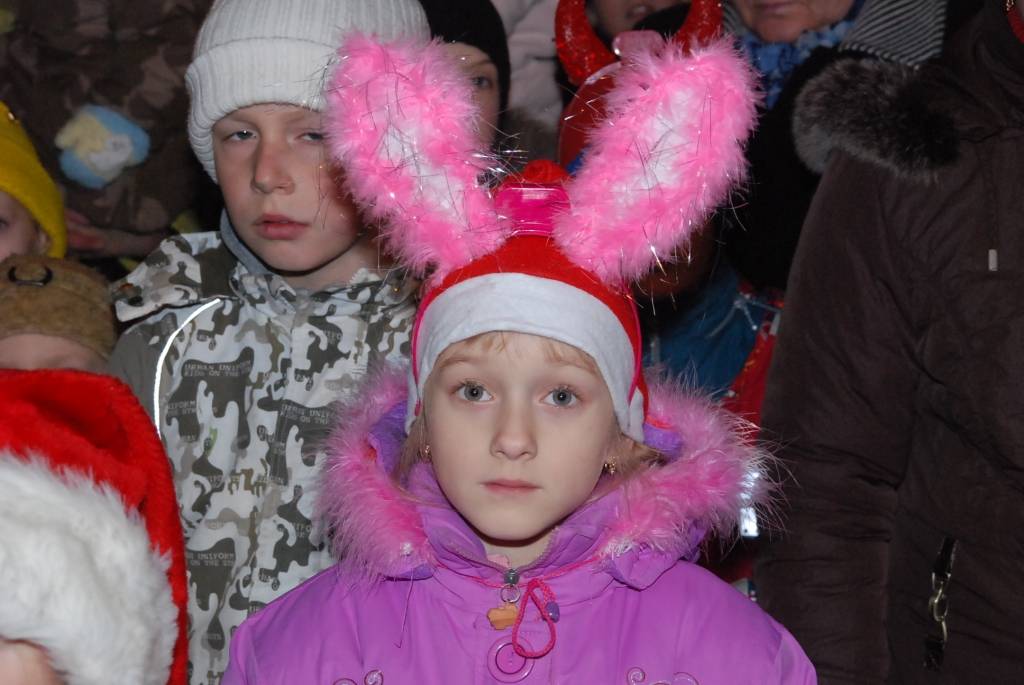 Vakar, 1. decembrī, Liepājā, Rožu laukumā, svinīgi iededza lielo svētku egli. Liepājas Bērnu un jaunatnes centra audzēkņi aicināja visus iet rotaļās, dziedāt dziesmas. Ziemassvētku vecītis uzrunāja klātesošos, dziedāja dziesmas un aicināja...