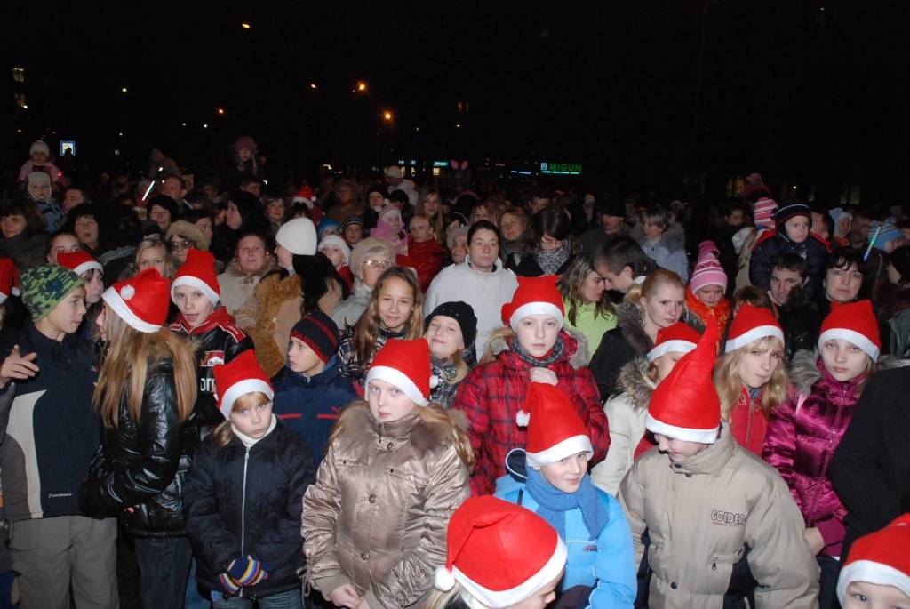 Vakar, 1. decembrī, Liepājā, Rožu laukumā, svinīgi iededza lielo svētku egli. Liepājas Bērnu un jaunatnes centra audzēkņi aicināja visus iet rotaļās, dziedāt dziesmas. Ziemassvētku vecītis uzrunāja klātesošos, dziedāja dziesmas un aicināja...