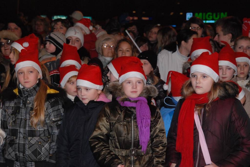 Vakar, 1. decembrī, Liepājā, Rožu laukumā, svinīgi iededza lielo svētku egli. Liepājas Bērnu un jaunatnes centra audzēkņi aicināja visus iet rotaļās, dziedāt dziesmas. Ziemassvētku vecītis uzrunāja klātesošos, dziedāja dziesmas un aicināja...