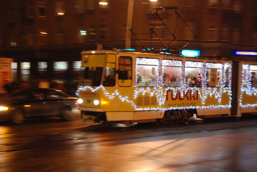Vakar, 1. decembrī, Liepājā, Rožu laukumā, svinīgi iededza lielo svētku egli. Liepājas Bērnu un jaunatnes centra audzēkņi aicināja visus iet rotaļās, dziedāt dziesmas. Ziemassvētku vecītis uzrunāja klātesošos, dziedāja dziesmas un aicināja...