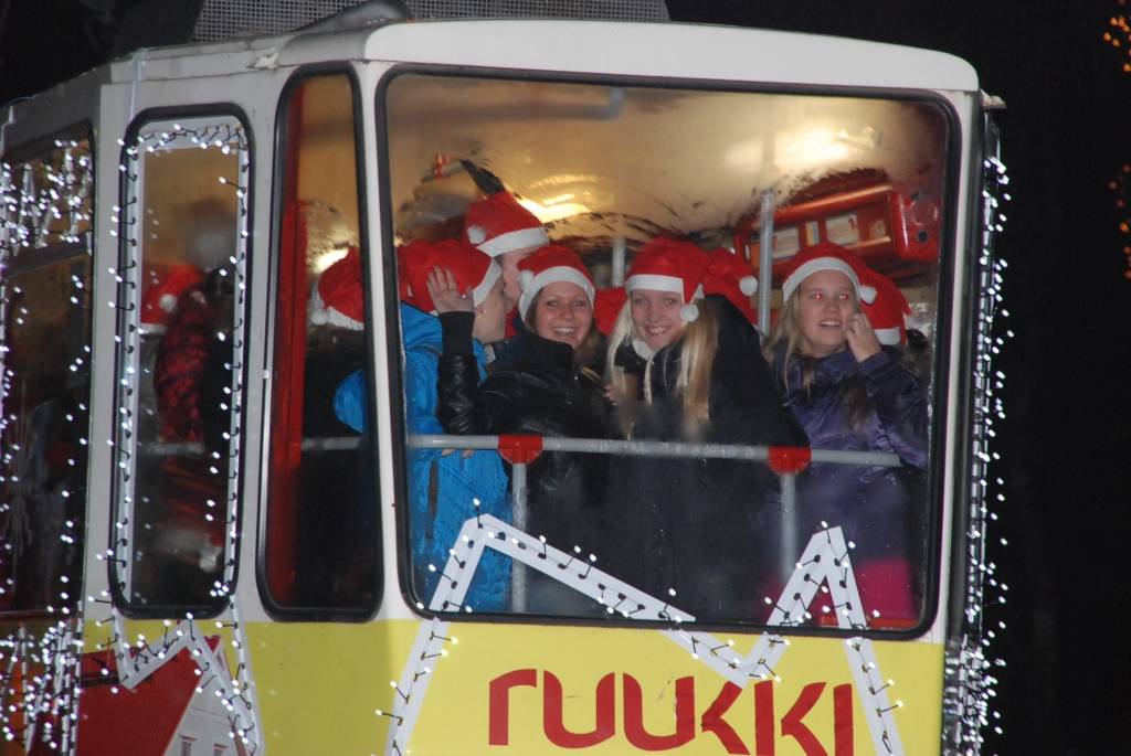 Vakar, 1. decembrī, Liepājā, Rožu laukumā, svinīgi iededza lielo svētku egli. Liepājas Bērnu un jaunatnes centra audzēkņi aicināja visus iet rotaļās, dziedāt dziesmas. Ziemassvētku vecītis uzrunāja klātesošos, dziedāja dziesmas un aicināja...