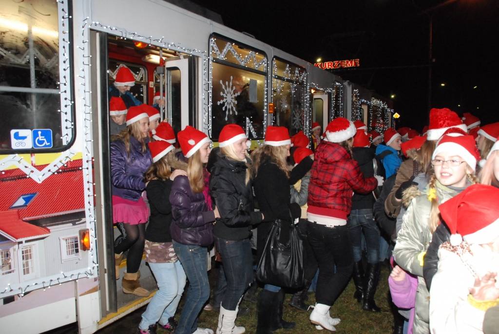 Vakar, 1. decembrī, Liepājā, Rožu laukumā, svinīgi iededza lielo svētku egli. Liepājas Bērnu un jaunatnes centra audzēkņi aicināja visus iet rotaļās, dziedāt dziesmas. Ziemassvētku vecītis uzrunāja klātesošos, dziedāja dziesmas un aicināja...