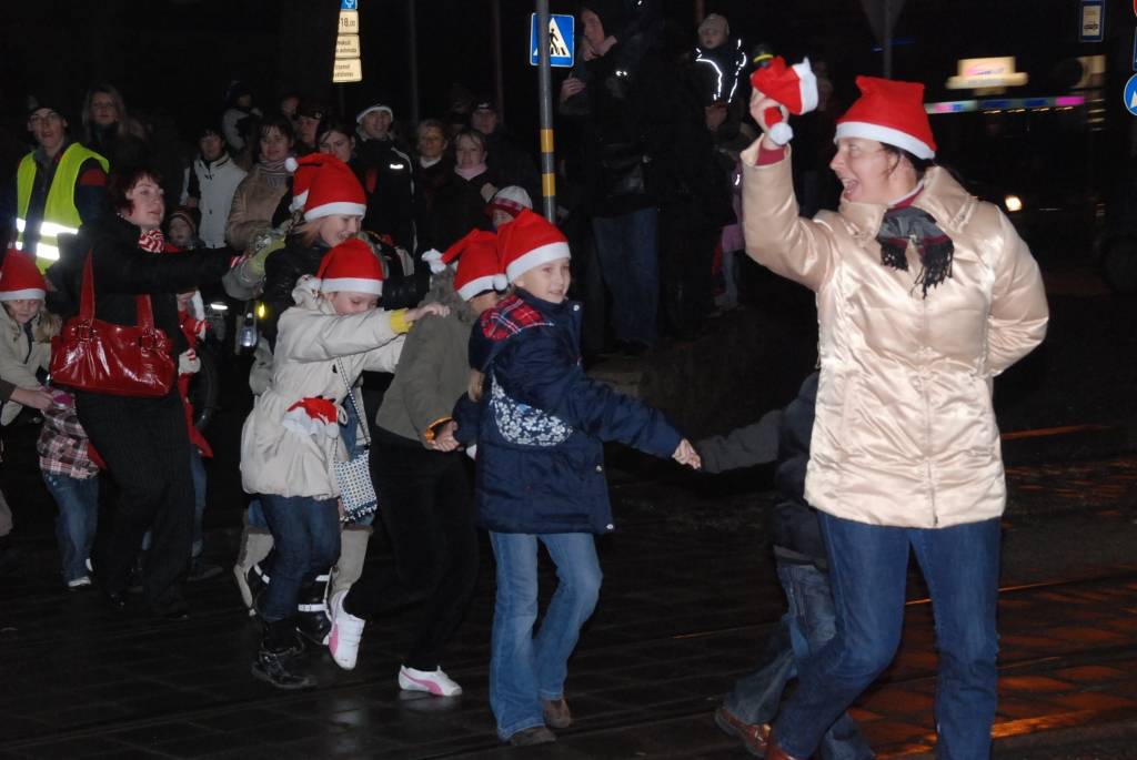 Vakar, 1. decembrī, Liepājā, Rožu laukumā, svinīgi iededza lielo svētku egli. Liepājas Bērnu un jaunatnes centra audzēkņi aicināja visus iet rotaļās, dziedāt dziesmas. Ziemassvētku vecītis uzrunāja klātesošos, dziedāja dziesmas un aicināja...