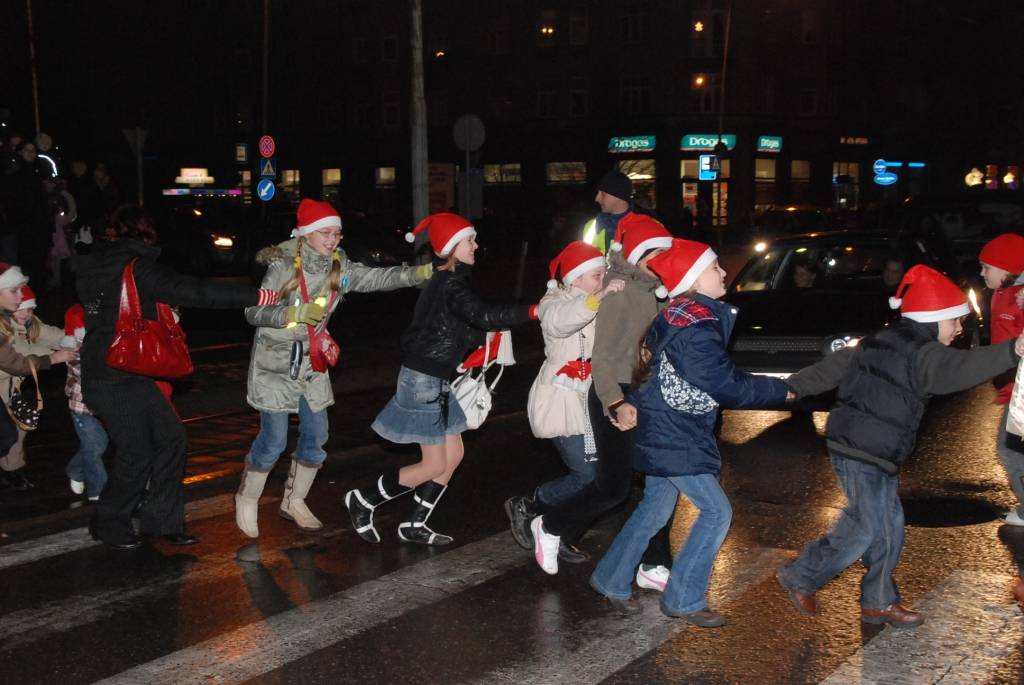 Vakar, 1. decembrī, Liepājā, Rožu laukumā, svinīgi iededza lielo svētku egli. Liepājas Bērnu un jaunatnes centra audzēkņi aicināja visus iet rotaļās, dziedāt dziesmas. Ziemassvētku vecītis uzrunāja klātesošos, dziedāja dziesmas un aicināja...