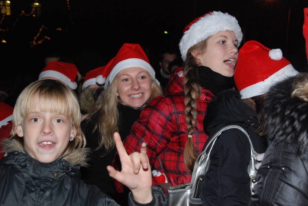 Vakar, 1. decembrī, Liepājā, Rožu laukumā, svinīgi iededza lielo svētku egli. Liepājas Bērnu un jaunatnes centra audzēkņi aicināja visus iet rotaļās, dziedāt dziesmas. Ziemassvētku vecītis uzrunāja klātesošos, dziedāja dziesmas un aicināja...