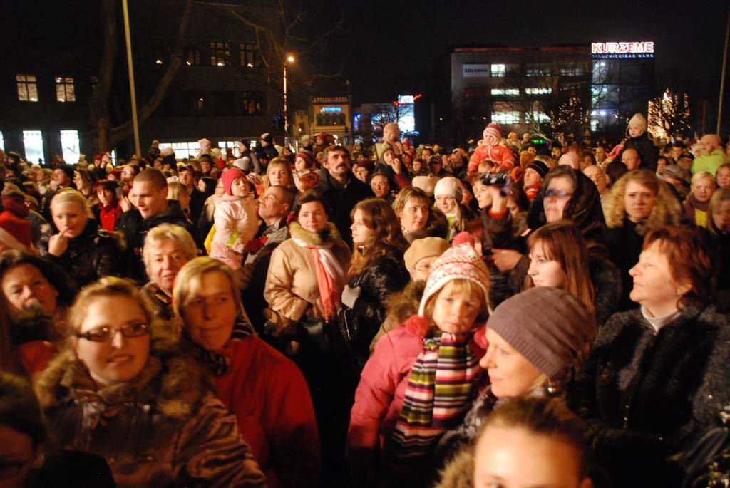 Vakar, 1. decembrī, Liepājā, Rožu laukumā, svinīgi iededza lielo svētku egli. Liepājas Bērnu un jaunatnes centra audzēkņi aicināja visus iet rotaļās, dziedāt dziesmas. Ziemassvētku vecītis uzrunāja klātesošos, dziedāja dziesmas un aicināja...