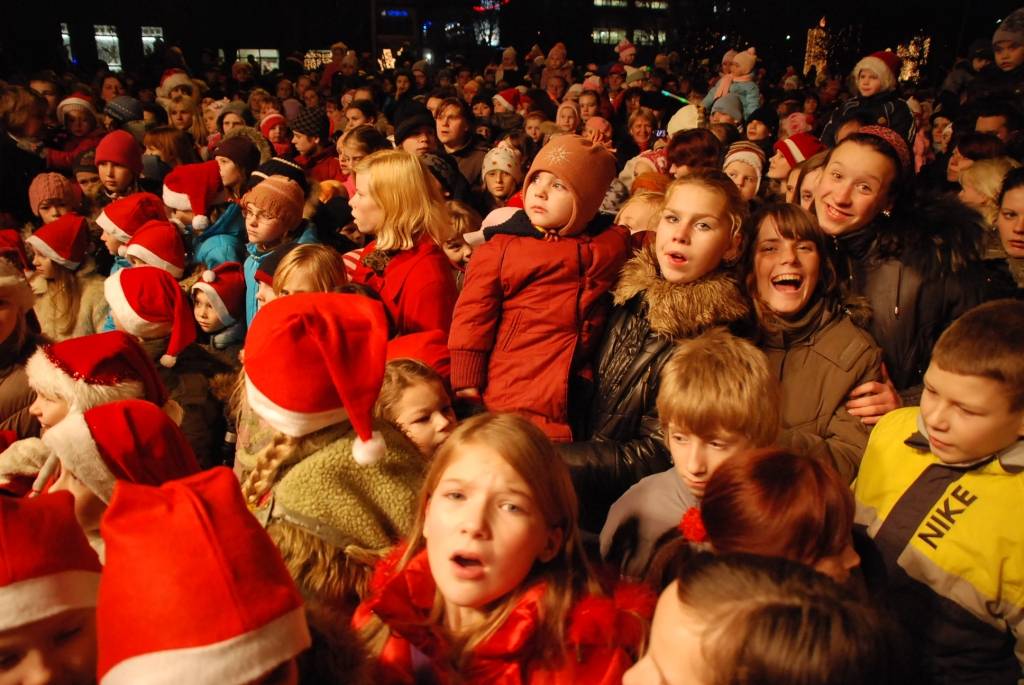 Vakar, 1. decembrī, Liepājā, Rožu laukumā, svinīgi iededza lielo svētku egli. Liepājas Bērnu un jaunatnes centra audzēkņi aicināja visus iet rotaļās, dziedāt dziesmas. Ziemassvētku vecītis uzrunāja klātesošos, dziedāja dziesmas un aicināja...