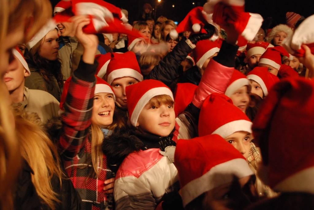 Vakar, 1. decembrī, Liepājā, Rožu laukumā, svinīgi iededza lielo svētku egli. Liepājas Bērnu un jaunatnes centra audzēkņi aicināja visus iet rotaļās, dziedāt dziesmas. Ziemassvētku vecītis uzrunāja klātesošos, dziedāja dziesmas un aicināja...