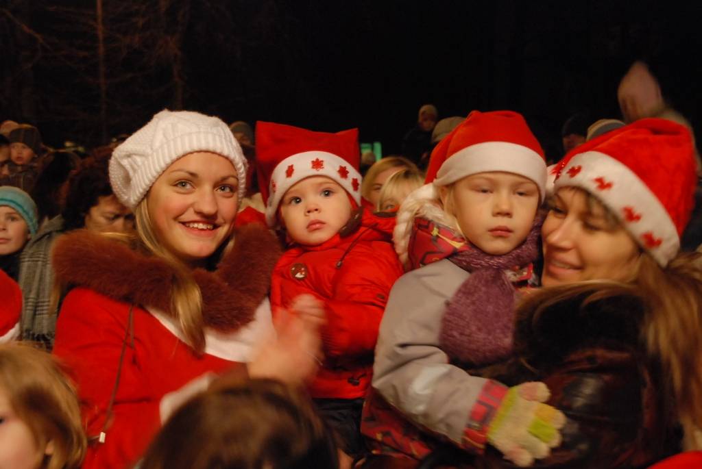 Vakar, 1. decembrī, Liepājā, Rožu laukumā, svinīgi iededza lielo svētku egli. Liepājas Bērnu un jaunatnes centra audzēkņi aicināja visus iet rotaļās, dziedāt dziesmas. Ziemassvētku vecītis uzrunāja klātesošos, dziedāja dziesmas un aicināja...