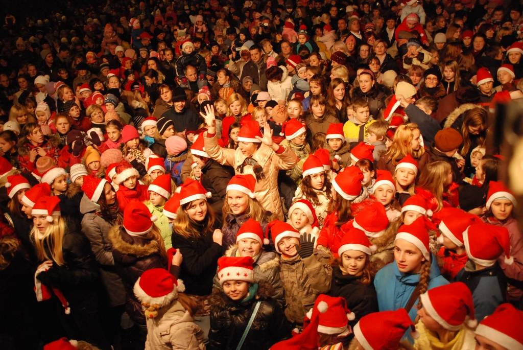 Vakar, 1. decembrī, Liepājā, Rožu laukumā, svinīgi iededza lielo svētku egli. Liepājas Bērnu un jaunatnes centra audzēkņi aicināja visus iet rotaļās, dziedāt dziesmas. Ziemassvētku vecītis uzrunāja klātesošos, dziedāja dziesmas un aicināja...