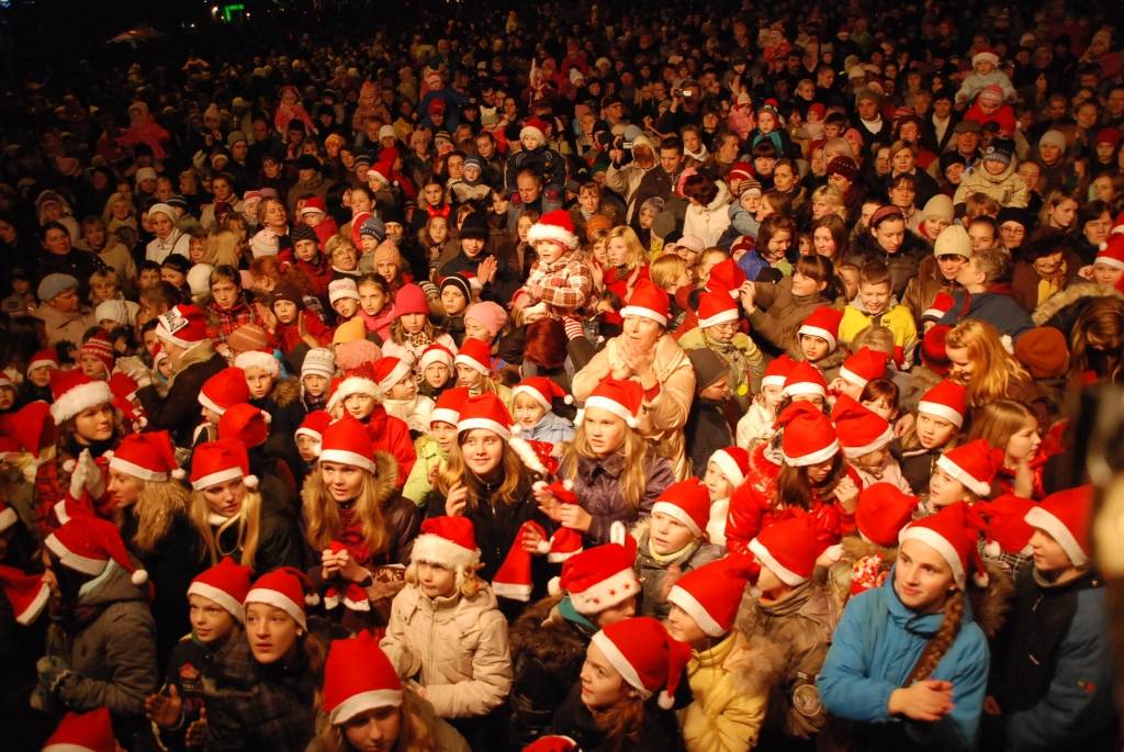 Vakar, 1. decembrī, Liepājā, Rožu laukumā, svinīgi iededza lielo svētku egli. Liepājas Bērnu un jaunatnes centra audzēkņi aicināja visus iet rotaļās, dziedāt dziesmas. Ziemassvētku vecītis uzrunāja klātesošos, dziedāja dziesmas un aicināja...