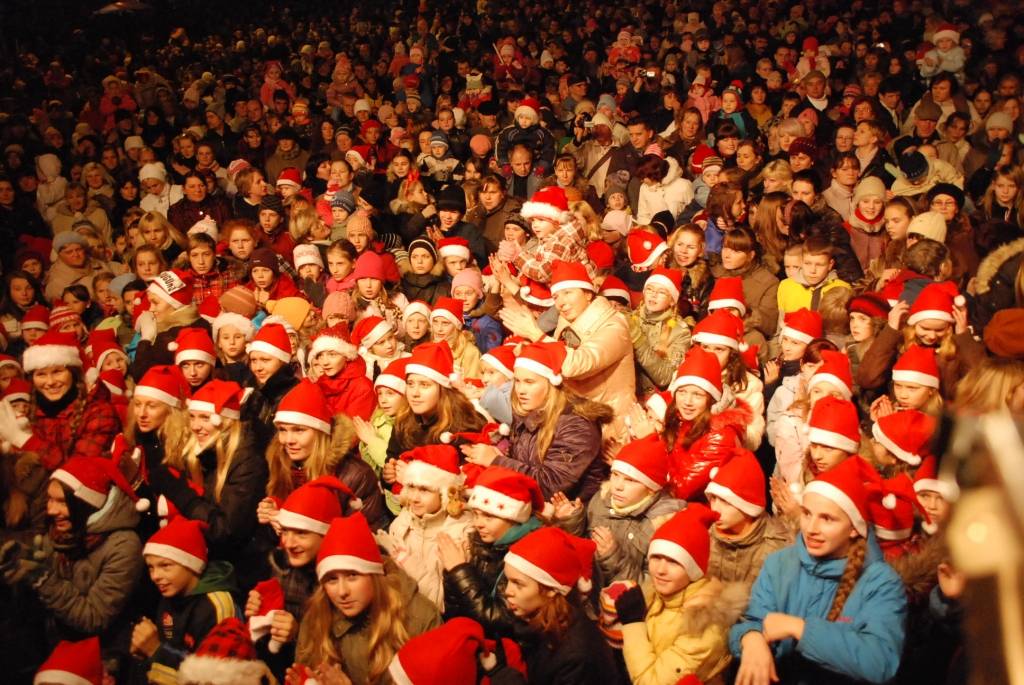Vakar, 1. decembrī, Liepājā, Rožu laukumā, svinīgi iededza lielo svētku egli. Liepājas Bērnu un jaunatnes centra audzēkņi aicināja visus iet rotaļās, dziedāt dziesmas. Ziemassvētku vecītis uzrunāja klātesošos, dziedāja dziesmas un aicināja...