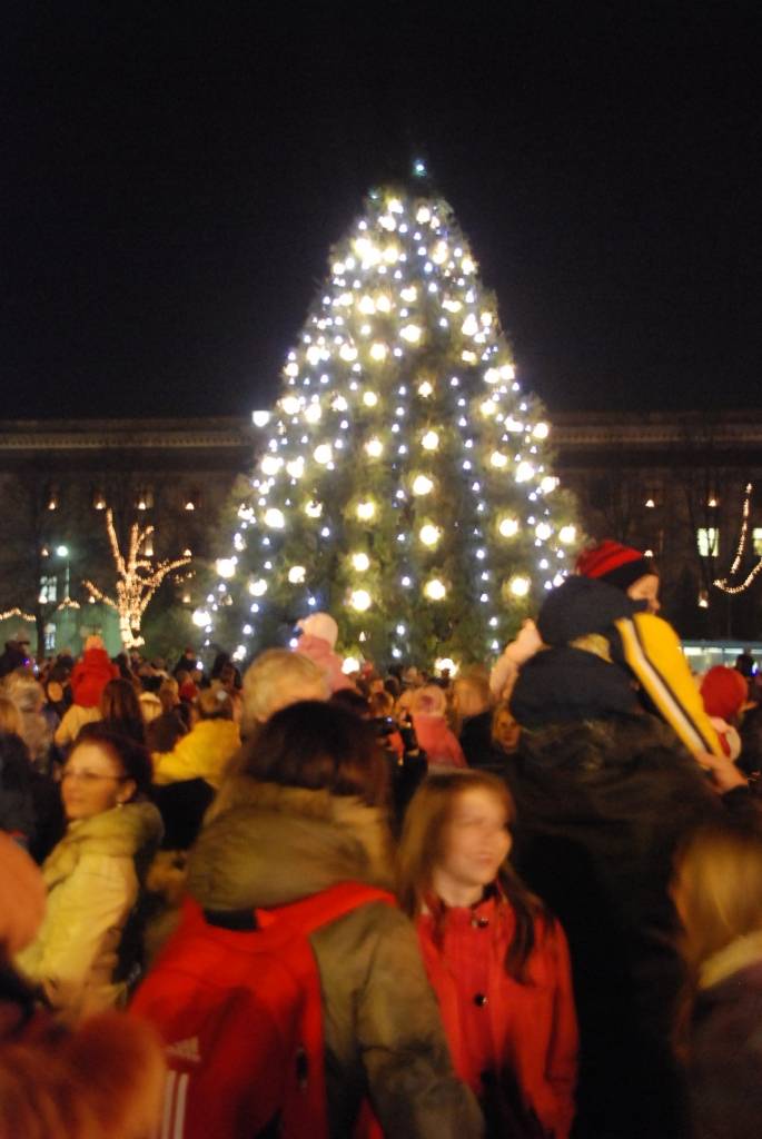 Vakar, 1. decembrī, Liepājā, Rožu laukumā, svinīgi iededza lielo svētku egli. Liepājas Bērnu un jaunatnes centra audzēkņi aicināja visus iet rotaļās, dziedāt dziesmas. Ziemassvētku vecītis uzrunāja klātesošos, dziedāja dziesmas un aicināja...